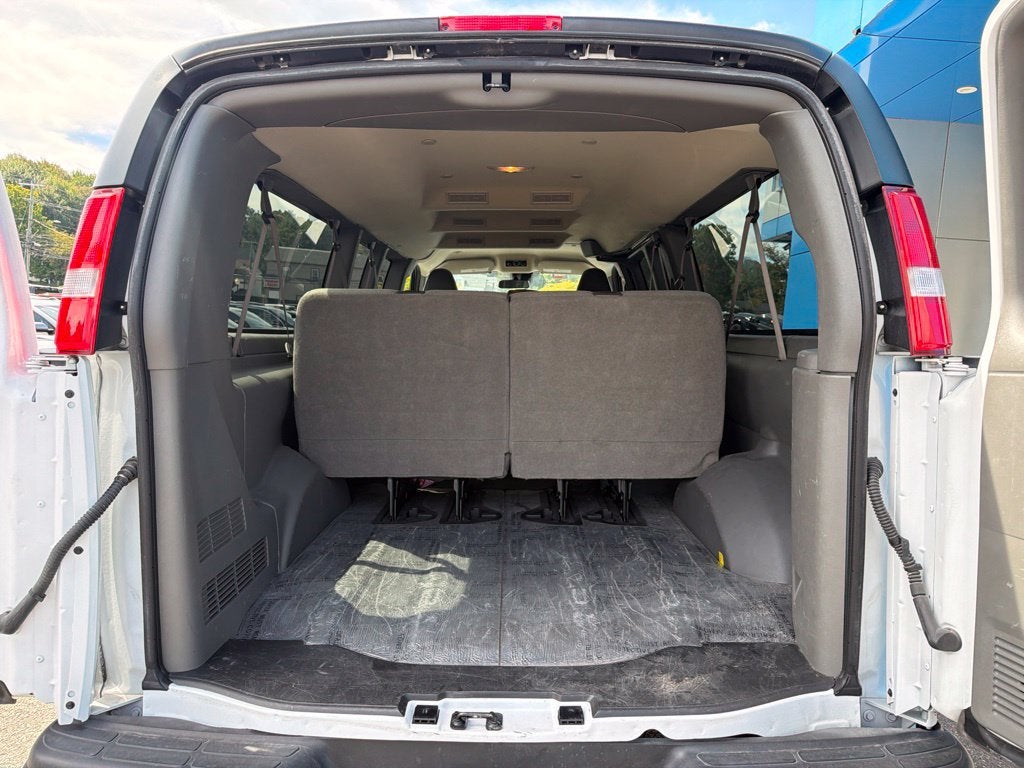 2025 Chevrolet Express Passenger 1LT