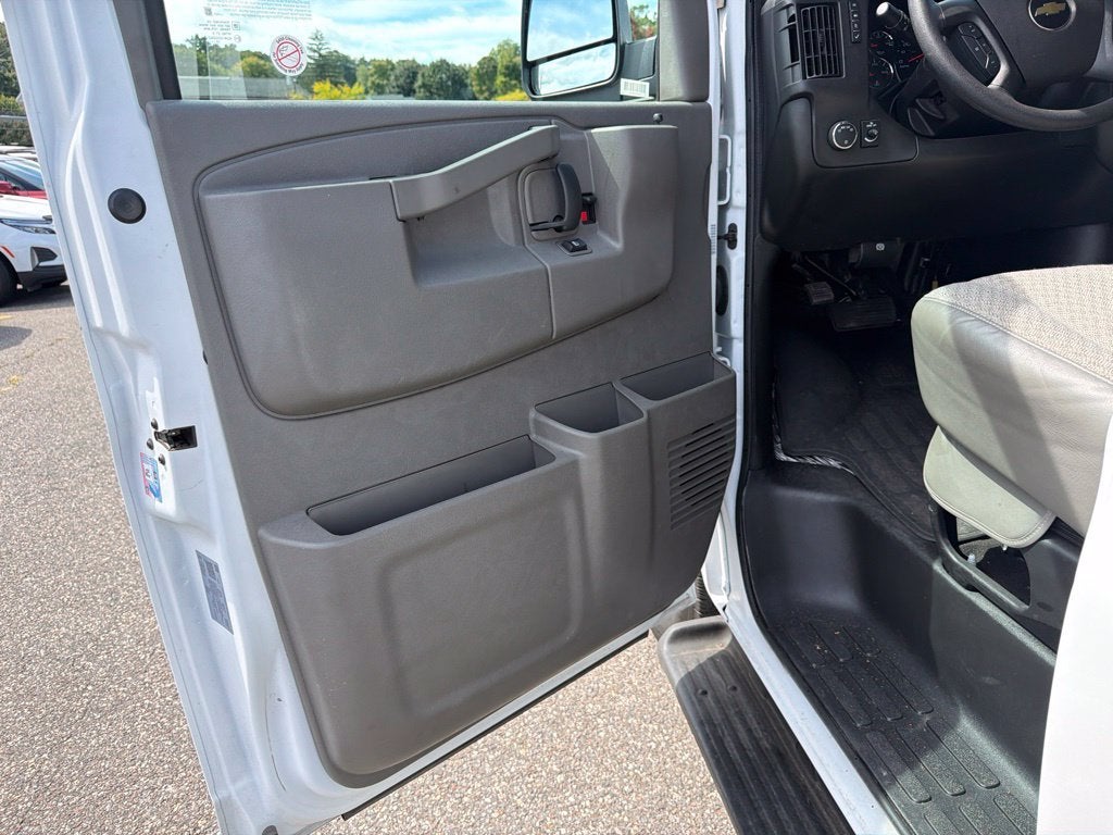 2025 Chevrolet Express Passenger 1LT