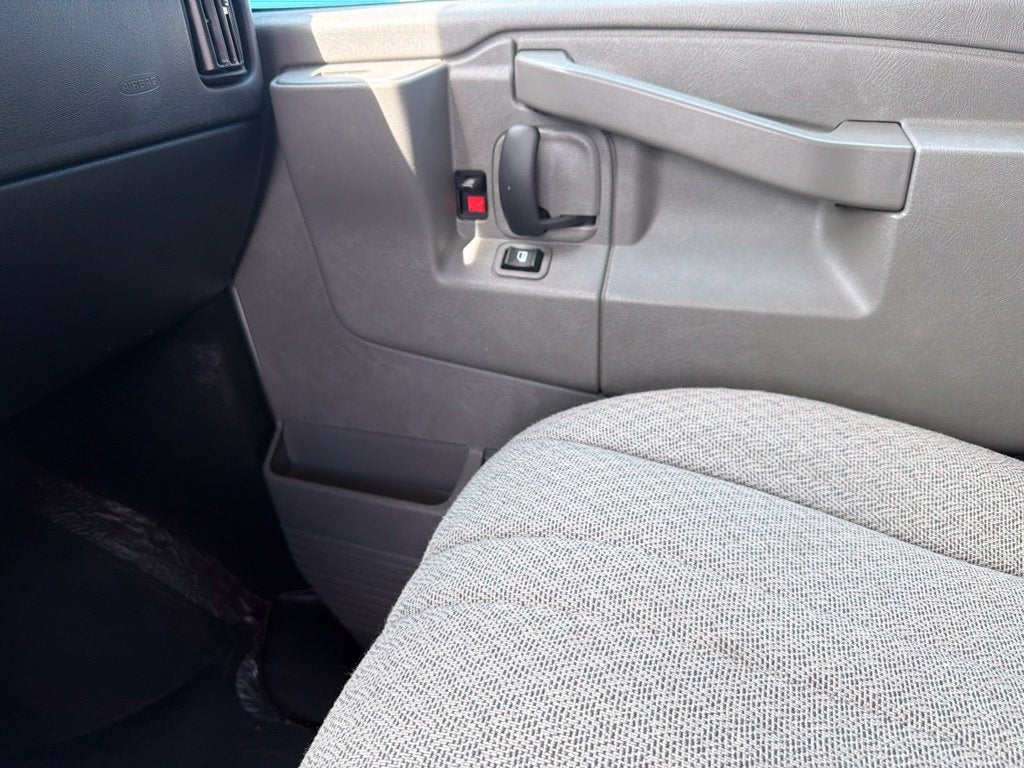 2025 Chevrolet Express Passenger 1LT