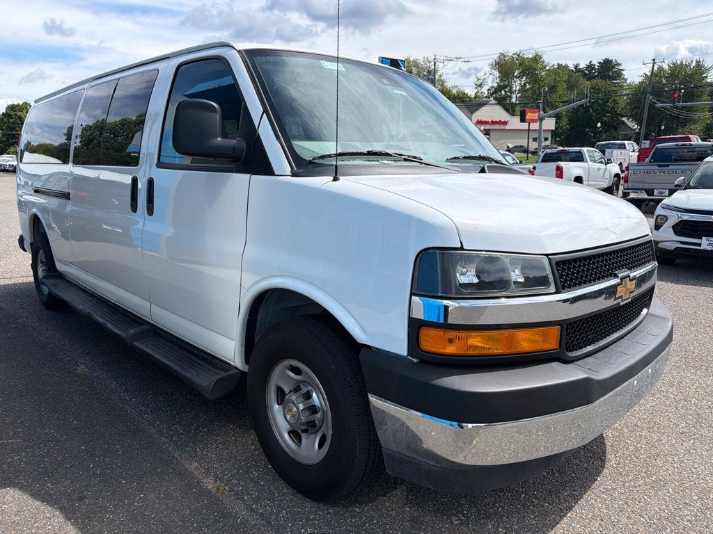 2025 Chevrolet Express Passenger 1LT
