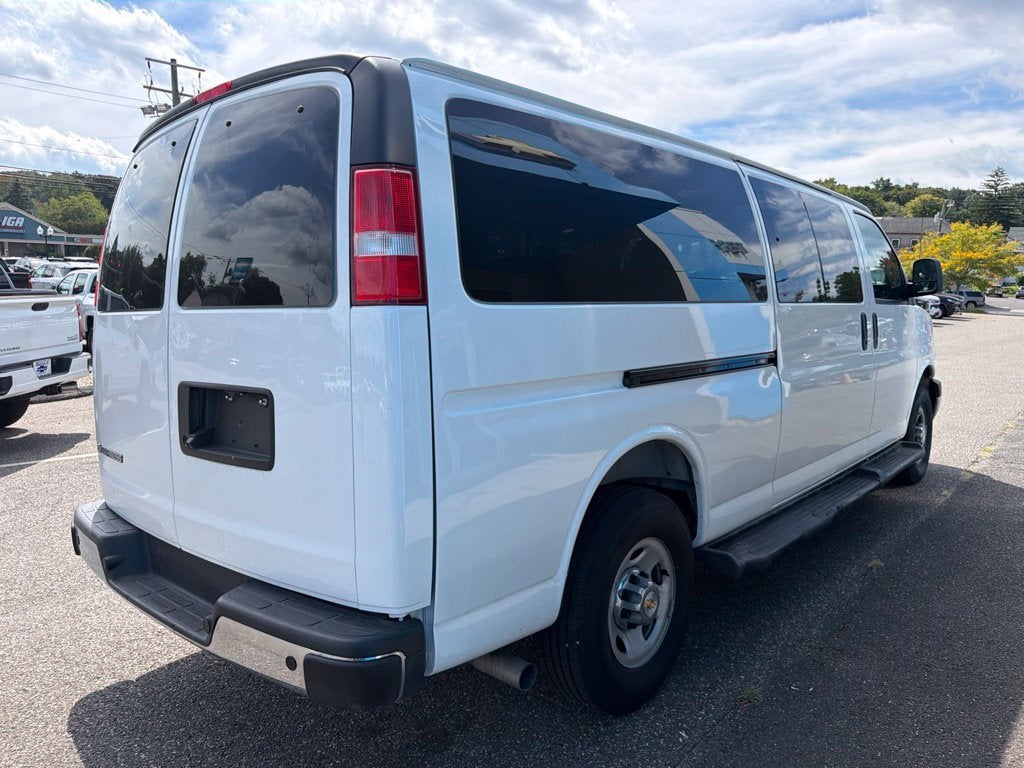 2025 Chevrolet Express Passenger 1LT