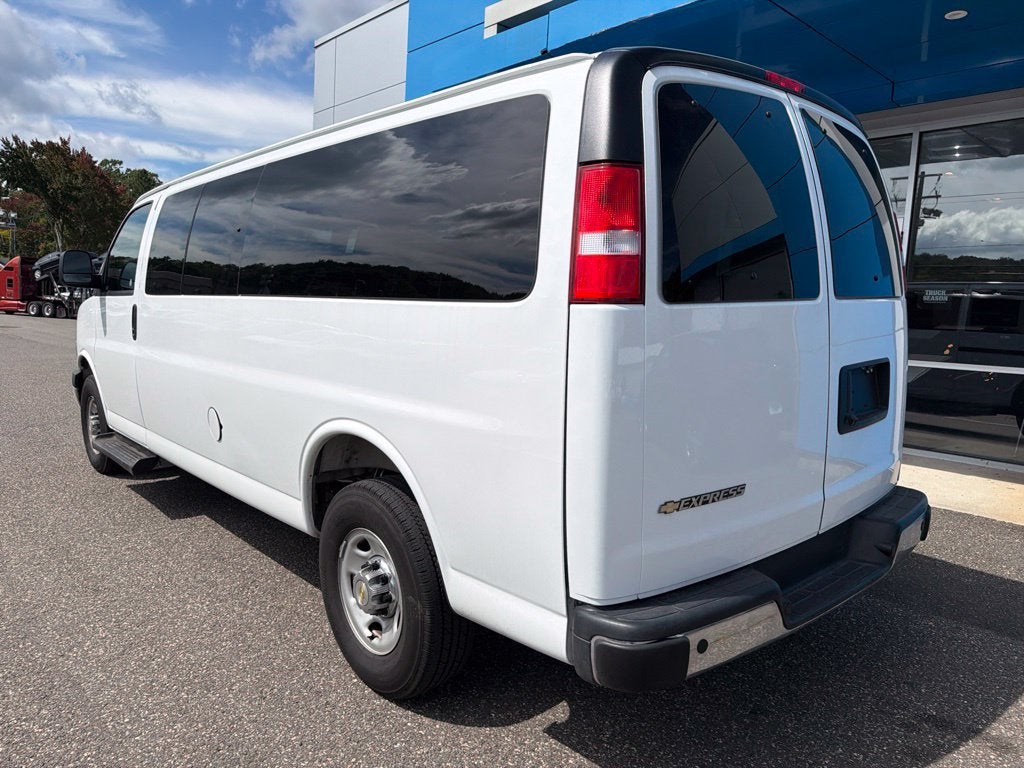 2025 Chevrolet Express Passenger 1LT
