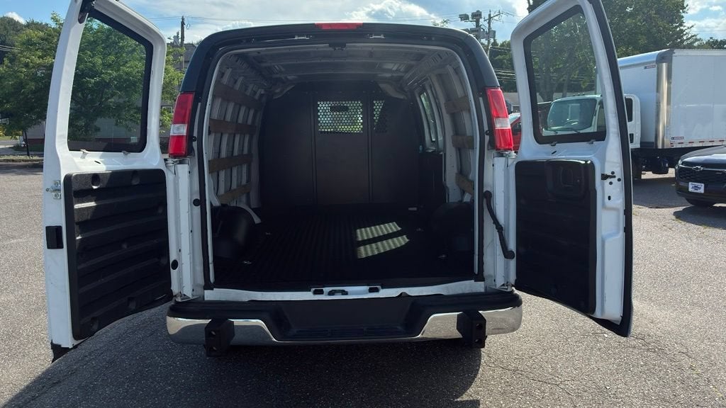 2025 Chevrolet Express Cargo WT