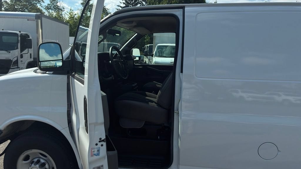 2025 Chevrolet Express Cargo WT