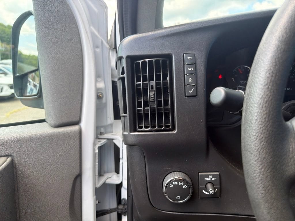 2025 Chevrolet Express Cargo WT