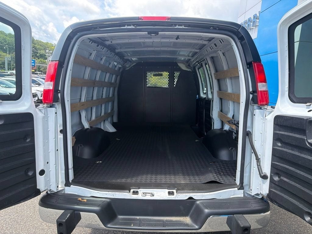 2025 Chevrolet Express Cargo WT