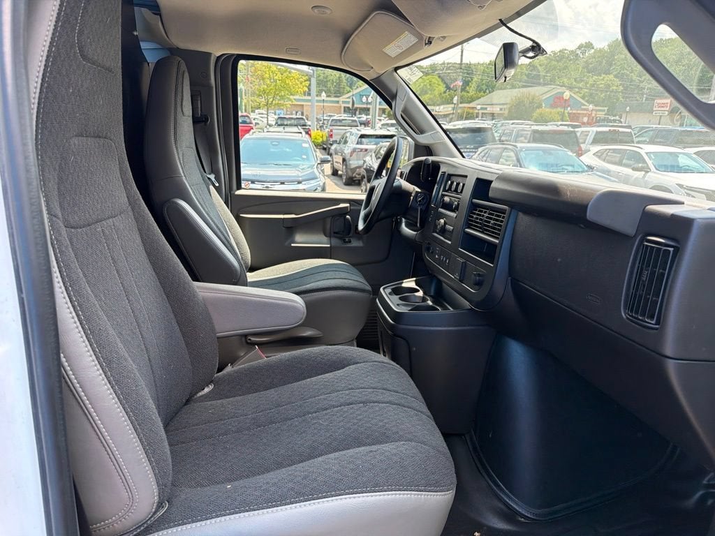 2025 Chevrolet Express Cargo WT