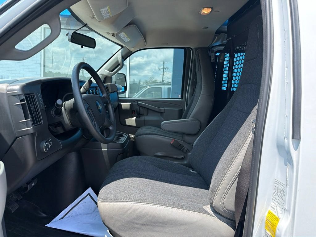 2025 Chevrolet Express Cargo WT