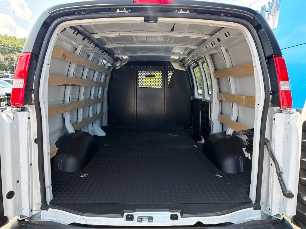 2025 Chevrolet Express Cargo WT