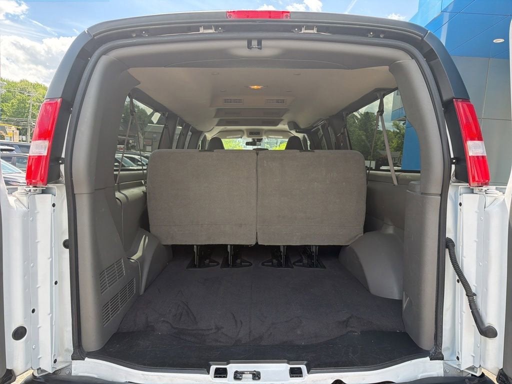 2025 GMC Savana Passenger LT