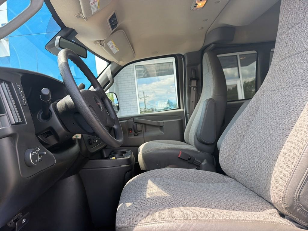 2025 GMC Savana Passenger LT
