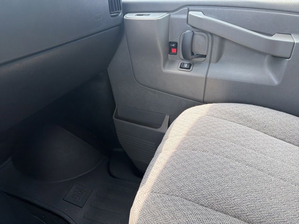 2025 GMC Savana Passenger LT