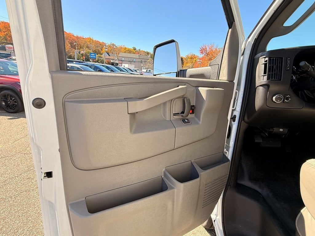 2025 Chevrolet Express Cutaway 3500 1WT