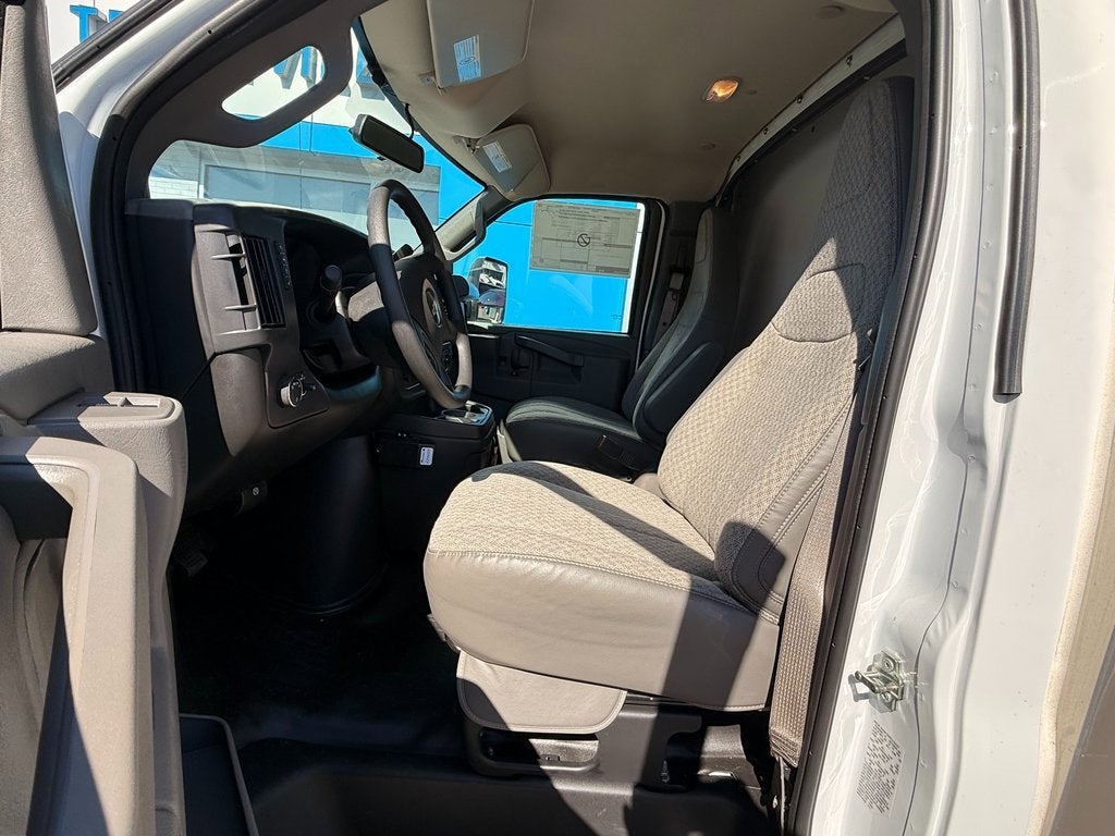 2025 Chevrolet Express Cutaway 3500 1WT