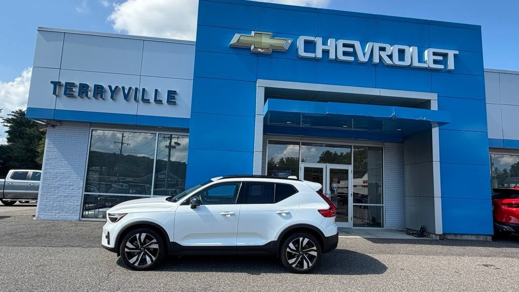 2025 Volvo XC40 Plus Dark Theme