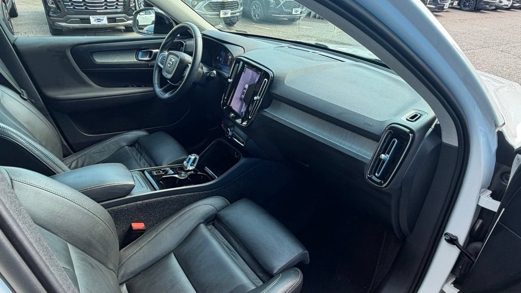 2025 Volvo XC40 Plus Dark Theme