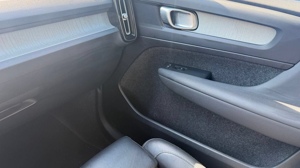 2025 Volvo XC40 Plus Dark Theme