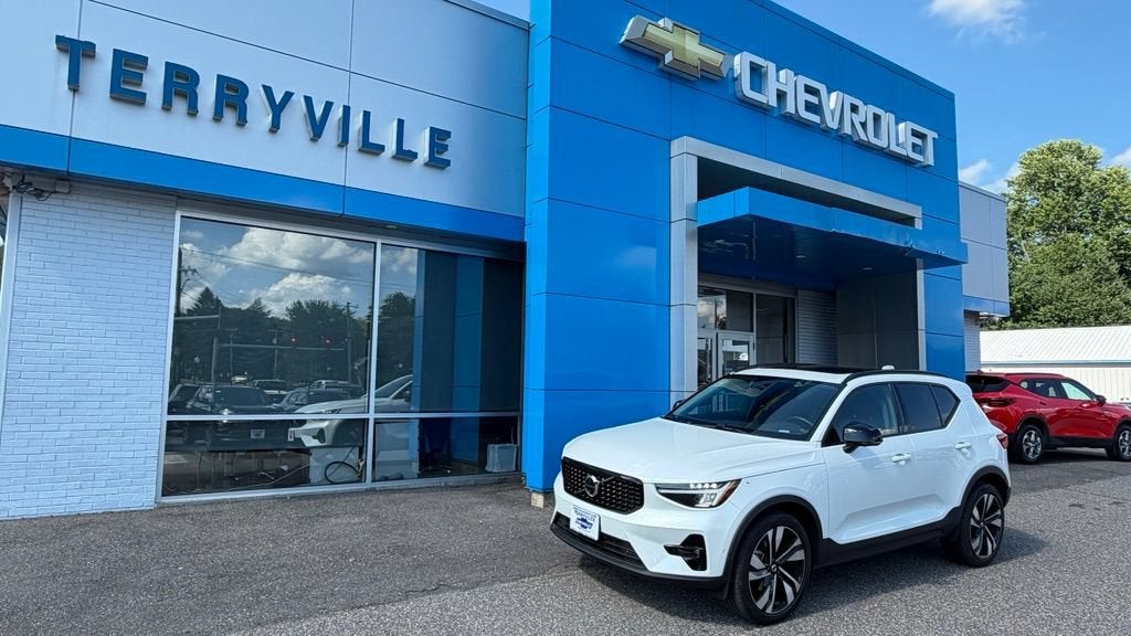2025 Volvo XC40 Plus Dark Theme