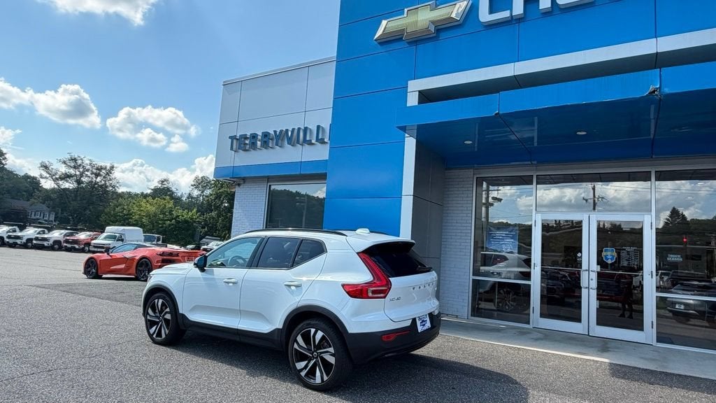 2025 Volvo XC40 Plus Dark Theme