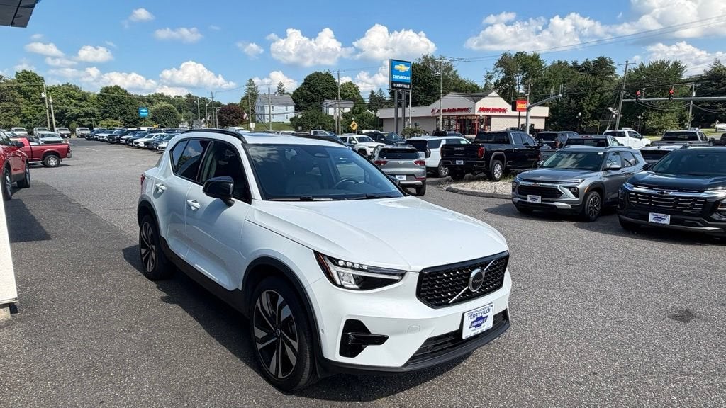 2025 Volvo XC40 Plus Dark Theme
